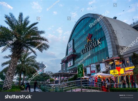 shoppers stop saket mall.